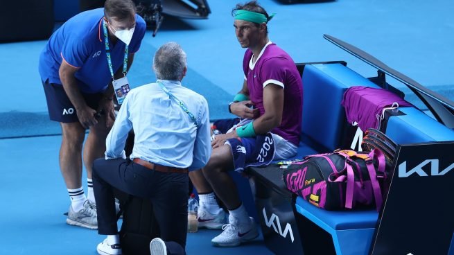 Rafael Nadal siendo atendido debido a un mal estomacal 